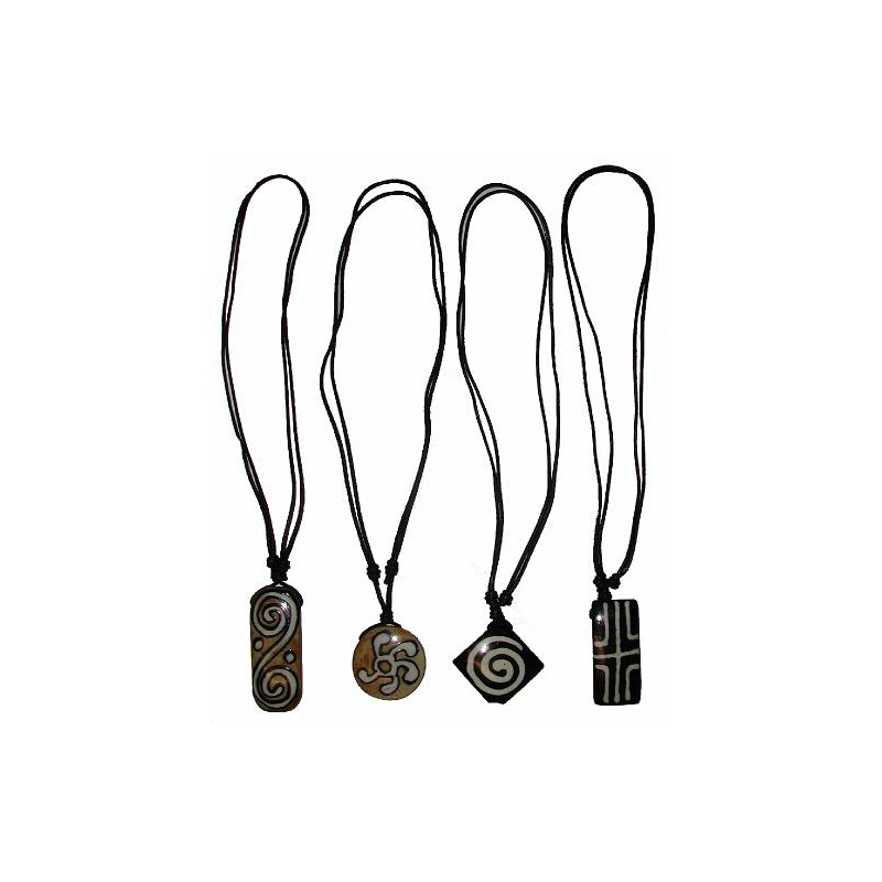 Collier os motifs varies cordon coton