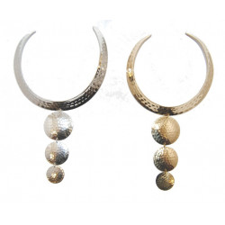 Collier torque martele a medaillons