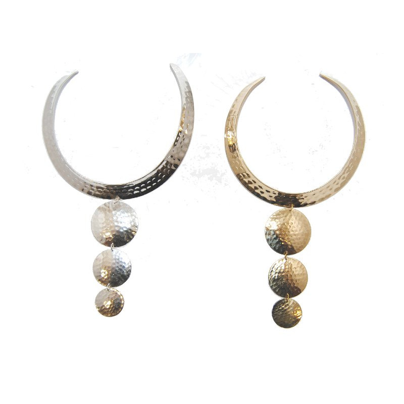 Collier torque martele a medaillons