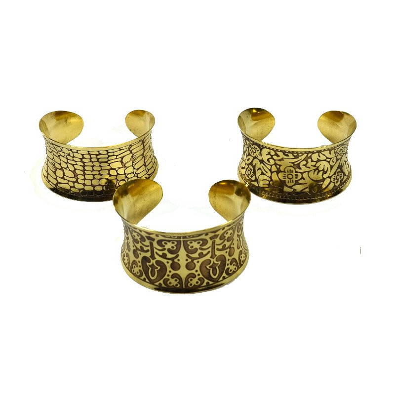 Bracelet en metal dore decore
