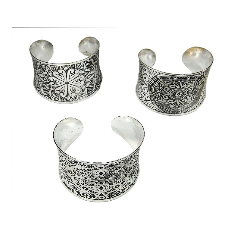 Bracelet  en metal blanc decore