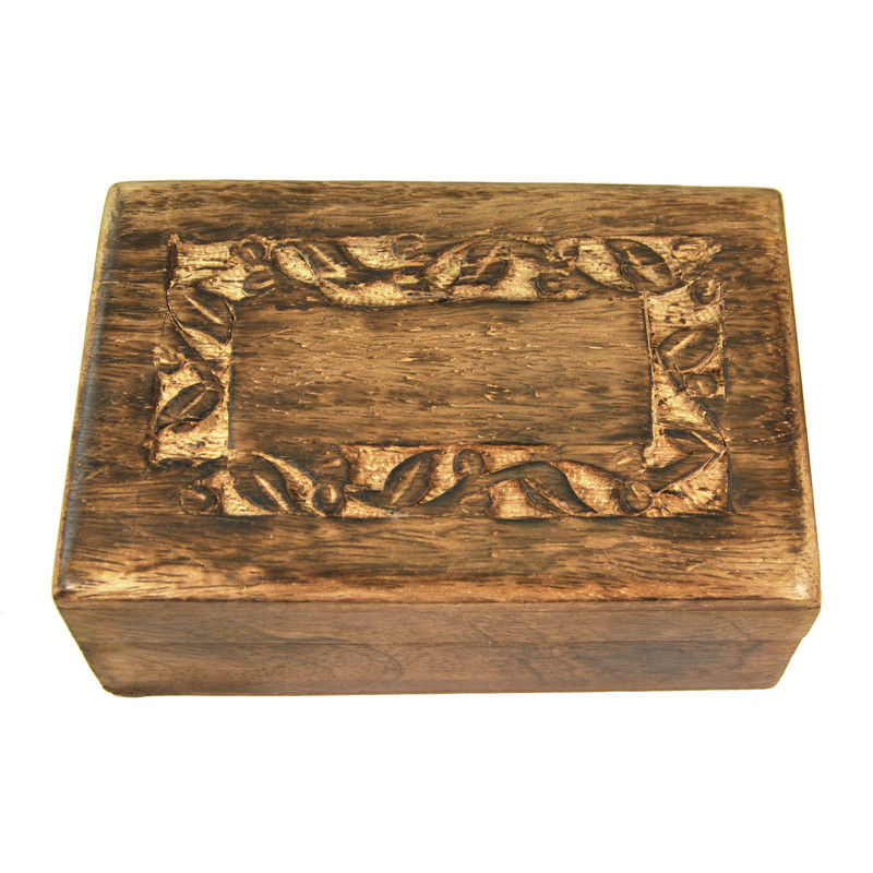 Boite en bois sculptee (15 cm X 10 cm )