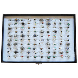 Bague avec pierres colorees