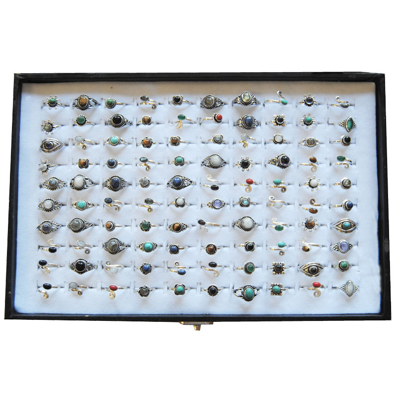 Bague avec pierres colorees